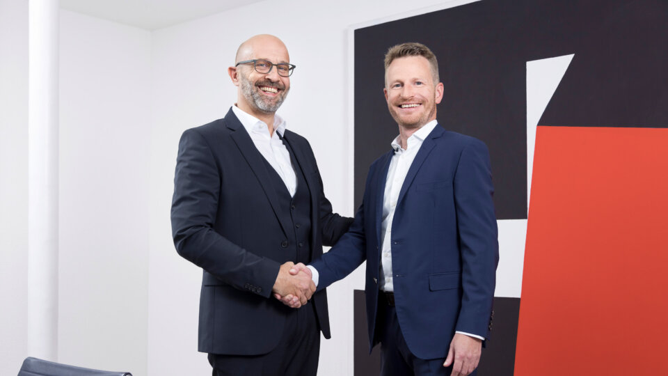 22 12 P 4 Handshake Polo Eggenschwiler 02 klein